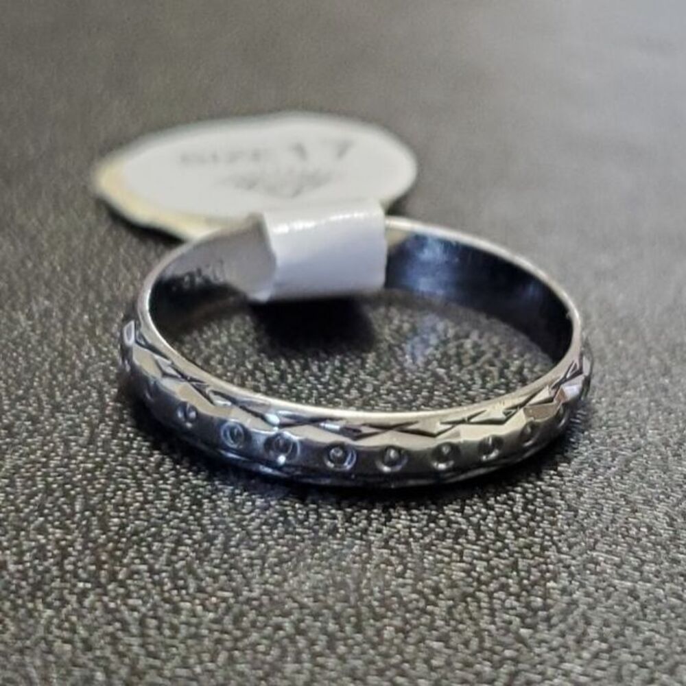 White 18KGP ring Size 6.25